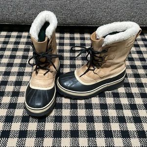 LIKE NEW Women’s Sorel Caribou Boots 8.5 in original box